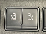 【両側スライドドア】駐車場で隣の車との間隔が狭く乗りにくい時、スライドドアなら安心!ドアオープン時も幅を取らず、開口部が広いので乗り降りがとっても簡単です。大きな荷物の出し入れも後席から可能♪