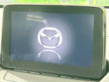 【マツダコネクトナビ】車内の雰囲気にマッチした一体型タイプのナビ。各種車輌設定やBluetooth再生等、様々な機能が楽しめます。直感的なダイヤル操作が可能で、使い勝手も良好です。