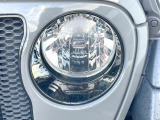 ●LEDヘッドライト:夜間走行時も良好な視界を確保し安心して運転できる高輝度LEDヘッドライトを装備!点灯速度が早く、消費電力も抑えられています。