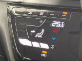 【オートエアコン】一度お好みの温度に設定すれば、車内の温度を検知し風量や温度を自動で調整。暑い&hellip;寒い&hellip;と何度もスイッチ操作をする必要はありません。快適な車内空間には必須の機能ですね♪