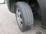 タイヤサイズは165/60R15 純正スチール装着♪2021年製ブリジストンタイヤ残り溝は6分山ていどございます。