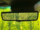 【デジタルインナーミラー】後席の大きな荷物や同乗者で後方が確認しづらい時でも安心!カメラが撮影した車両後方の映像をルームミラー内に表示。クリアな視界で状況の確認が可能です!