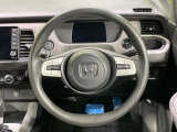 インテリアに合わせたデザインのステアリングは、運転される方のことも考え、運転しやすい形状、大きさです。是非一度、実際に触ってお確かめください。