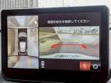 アラウンドビューモニター。上空から見下ろしているかのような映像を映し出して周囲を確認し、スムースな駐車をアシストします。
