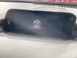 【8.8インチマツダコネクト】車内の雰囲気にマッチした大型のディスプレイ。スマホ接続でのナビ使用やBluetooth再生等、様々な機能が楽しめます。直感的なダイヤル操作が可能で、使い勝手も良好です。