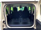 普段のお買い物や通勤、送迎等に十分な荷室スペースを確保しております。セカンドシートを倒すと、大きな荷物の積載も可能です♪