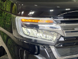 【LEDヘッドライト】悪天候や夜間走行時も良好な視界を確保し安心して運転できる高輝度LEDヘッドライトを装備!点灯速度が早く、消費電力も抑えられています。