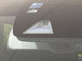 【スマートブレーキサポート】走行中に前方の車両等を認識し、衝突しそうな時は警報とブレーキで衝突回避と被害軽減をアシスト。より安全にドライブをお楽しみいただけます。
