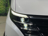 【LEDヘッドライト】悪天候や夜間走行時も良好な視界を確保し安心して運転できる高輝度LEDヘッドライトを装備!点灯速度が早く、消費電力も抑えられています。