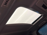 【サンルーフ】開放感たっぷりの希少装備、サンルーフが装着されています!車内に明かりを取り入れたり景色を楽しむ以外にも、車内の空気も簡単に換気できて快適です!