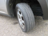 タイヤサイズは165/60R15 純正スチール装着♪2021年製ブリジストンタイヤ残り溝は6分山ていどございます。