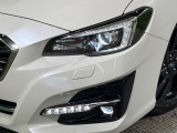【LEDヘッドライト】悪天候や夜間走行時も良好な視界を確保し安心して運転できる高輝度LEDヘッドライトを装備!点灯速度が早く、消費電力も抑えられています。