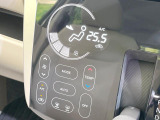【オートエアコン】一度お好みの温度に設定すれば、車内の温度を検知し風量や温度を自動で調整。暑い&hellip;寒い&hellip;と何度もスイッチ操作をする必要はありません。快適な車内空間には必須の機能ですね♪