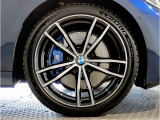 【BMWアロイホイル】軽量かつ強度に拘ったアロイホイル。走行性能ポテンシャルを引き出す設計。車の足元を引き締めてくれる大きなポイントはアロイホイルです。