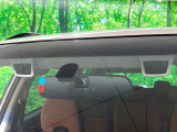 【アイサイトVer2】前方の車両等を検知し、衝突しそうな時は警報で注意を促し、ブレーキを踏む力をサポート。ブレーキを踏めなかった場合は衝突被害軽減ブレーキが作動、衝突回避をサポートします。