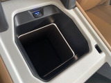 センターコンソールにはオプションの急速クーラーボックスを装備。3℃まで内部を冷やすことが可能で、暑い時期でもよく冷えた飲み物がお楽しみいただけます!