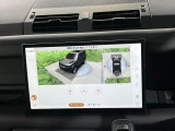車を真上から見下ろしているような映像を画面に映します。周囲360度の死角をすべて確認できるため、狭い道でのすれ違いやバック駐車も怖くありません。障害物がひと目でわかり、大きな車体でも安全に運転できます