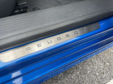乗車口足元にはPEUGEOTのロゴ入り。
