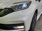 【LEDヘッドライト】悪天候や夜間走行時も良好な視界を確保し安心して運転できる高輝度LEDヘッドライトを装備!点灯速度が早く、消費電力も抑えられています。