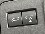 【パワーバックドア】スマートキーや運転席のボタンを押すだけでリアゲートが自動で開閉します!荷物を持っている時や、高い位置にあるバックドアを閉める際に便利な機能です♪