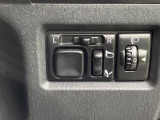 【電動格納ミラー】サイドミラーは電動格納式となっており、狭い駐車場でもキズがつくリスクを抑えられます。