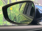 【ブラインドスポットモニタリング】走行中、ドアミラーの死角になりやすい箇所に後続車が接近するとサイドミラー付近に警告を表示、ドライバーに注意喚起をしてくれます。