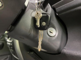 【キーレス】少し離れた場所からでもボタン一つでドアの開錠・施錠ができるのでとっても便利!ドアの鍵穴周りに傷をつけることもありません♪