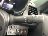 【オートライト】周りの明るさに応じて自動でヘッドライトの点灯・消灯ができる機能です!ライトの付け忘れ・消し忘れなどが無くなり、雨の日や夕方の走行も安心!トンネル通過時も便利ですね♪