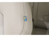 高級感あふれるナッパレザーシートの運転席サイドには、スウェーデン国旗タグが施されています。