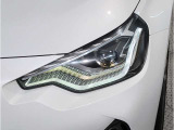 【LEDヘッドライト】先進のLEDテクノロジーを採用。放射される白色光の周波特性は太陽光に近く、バイキセノン・ヘッドライトを上回るコントラストで更に明るく輝きます!