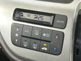 【オートエアコン】一度お好みの温度に設定すれば、車内の温度を検知し風量や温度を自動で調整。暑い&hellip;寒い&hellip;と何度もスイッチ操作をする必要はありません。快適な車内空間には必須の機能ですね♪