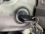 【キーレス】少し離れた場所からでもボタン一つでドアの開錠・施錠ができるのでとっても便利!ドアの鍵穴周りに傷をつけることもありません♪