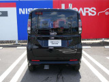 NISSANエンブレムに内蔵されたセンサーで2台前を走る車両を検知し注意を喚起してくれるインテリジェントFCW(前方衝突予測警報)が付いています!高速道路の走行時に前が見えないときなどに役立ちます!