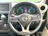 インテリアに合わせたデザインのステアリングは、運転される方のことも考え、運転しやすい形状、大きさです。是非一度、実際に触ってお確かめください。