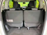 普段のお買い物や通勤、送迎等に十分な荷室スペースを確保しております。サードシートを跳ね上げと、大きな荷物の積載も可能です♪