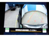 バックギアに入れるとバックカメラの映像がナビに映ります。障害物までの距離もわかりやすいです。