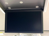 【フリップダウンモニター】大画面モニターで後席でもエンタメをお楽しみいただけます。小さなお子様にも大人気の装備です♪
