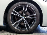 【BMWアロイホイル】軽量かつ強度に拘ったアロイホイル。走行性能ポテンシャルを引き出す設計。車の足元を引き締めてくれる大きなポイントはアロイホイルです。