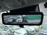 【デジタルインナーミラー(トヨタ)】車両後方カメラの映像をルームミラーに映すことが出来ます。 そのため、後席に人や荷物があって後方が見えづらい場合でもしっかり視界を確保することが出来ます。