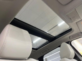 【サンルーフ】ボタンひとつで開閉可能!開放感たっぷりのサンルーフが装着されています!車内に明かりを取り入れたり景色を楽しむ以外にも、よどみがちな車内の空気も簡単に換気できて快適です!