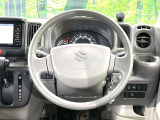 インテリアに合わせたデザインのステアリングは、運転される方のことも考え、運転しやすい形状、大きさです。是非一度、実際に触ってお確かめください。