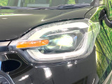 【LEDヘッドライト】悪天候や夜間走行時も良好な視界を確保し安心して運転できる高輝度LEDヘッドライトを装備!点灯速度が早く、消費電力も抑えられています。