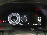 とっても見やすいメーターです。夜間時はラグジュアリーな気分にさせてくれる照明が魅力ですので、夜のドライブも楽しみになりますよ♪