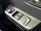 【電動格納ミラー】サイドミラーは電動格納式となっており、狭い駐車場でもキズがつくリスクを抑えられます。