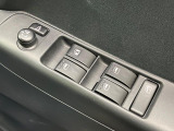 【電動格納ミラー】サイドミラーは電動格納式となっており、狭い駐車場でもキズがつくリスクを抑えられます。