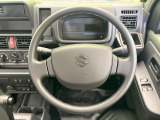 インテリアに合わせたデザインのステアリングは、運転される方のことも考え、運転しやすい形状、大きさです。是非一度、実際に触ってお確かめください。