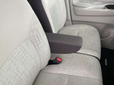 運転席にはアームレストが付いています。