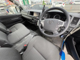 【運転席】座り心地が良いシートなので長時間の運転でも快適にお過ごしいただけます。新品のフロアマットのご注文も可能です。掲載箇所以外にご希望の写真がございましたらお気軽にお問い合わせ下さい。