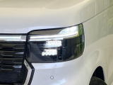 【LEDヘッドライト】悪天候や夜間走行時も良好な視界を確保し安心して運転できる高輝度LEDヘッドライトを装備!点灯速度が早く、消費電力も抑えられています。