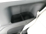 後席にもペットボトルホルダーがございます!小物入れにもなりますので、広い室内と合わせて後席の方もドライブを楽しんでいただけますね!
